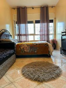 Un dormitorio con una cama grande y una alfombra peluda en Private room in the city center, en Rabat