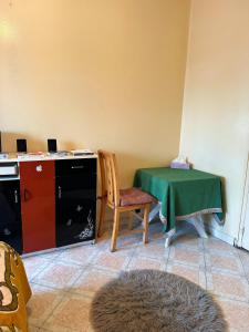 Habitación con mesa, mesa verde y silla en Private room in the city center, en Rabat