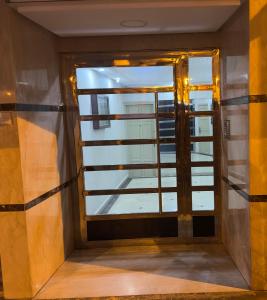 una puerta abierta con vistas a un edificio en Private room in the city center, en Rabat