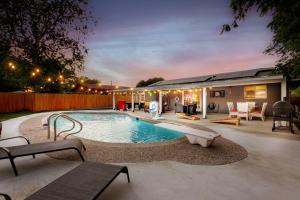 Home with pool and games in central San Antonio في سان انطونيو: وجود مسبح في الحديقة الخلفية ليلا