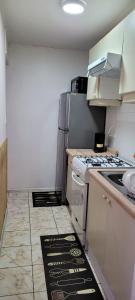eine Küche mit einem Herd und einem Kühlschrank in der Unterkunft Casa en Lautaro in Lautaro