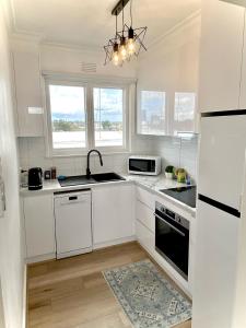 Dapur atau dapur kecil di 2 bedroom apartment Waterfront Bayviews Geelong