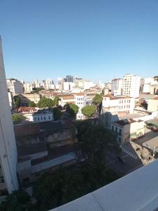 Blick auf eine Stadt von der Spitze eines Gebäudes in der Unterkunft Dois em cena - apartamento aconchegante e tranquilo no Centro do Rio in Rio de Janeiro