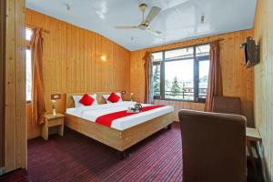 sypialnia z dużym łóżkiem i oknem w obiekcie OYO Hotel Jay Palace w mieście Śrinagar