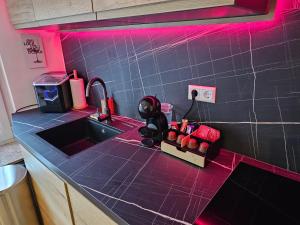 Köök või kööginurk majutusasutuses Suite Spa, Jacuzzi & Sauna