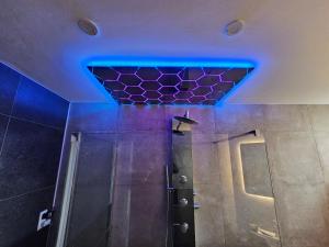 Vannituba majutusasutuses Suite Spa, Jacuzzi & Sauna