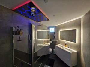 Vannituba majutusasutuses Suite Spa, Jacuzzi & Sauna