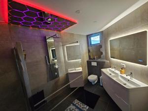 Vannituba majutusasutuses Suite Spa, Jacuzzi & Sauna