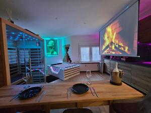 Televiisor ja/või meelelahutuskeskus majutusasutuses Suite Spa, Jacuzzi & Sauna