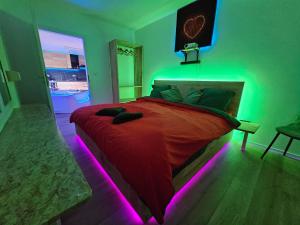 Voodi või voodid majutusasutuse Suite Spa, Jacuzzi & Sauna toas