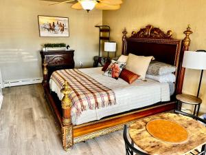 um quarto com uma cama grande e uma mesa em Shamrock Cove Inn em Ocala