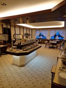 ein Esszimmer mit Tischen und ein Buffet in einem Restaurant in der Unterkunft Hotel Meeresfriede in Cuxhaven