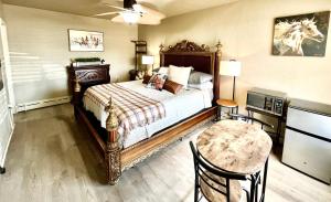 um quarto com uma cama, uma mesa e uma cadeira em Shamrock Cove Inn em Ocala