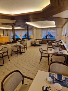 ein Esszimmer voller Tische und Stühle in der Unterkunft Hotel Meeresfriede in Cuxhaven