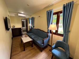 a living room with a couch and a table at Sài Gòn Côn Đảo Resort in Con Dao