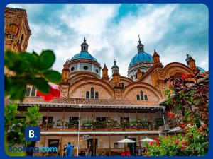 Un gran edificio con cúpulas azules en la parte superior. en Departamento en Centro Histórico, en Cuenca