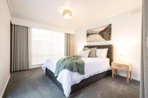 a bedroom with a large bed and a window at Arden Monte Vista in Rye