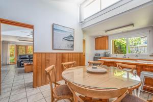 eine Küche und ein Esszimmer mit einem Tisch und Stühlen in der Unterkunft Arden Monte Vista in Rye