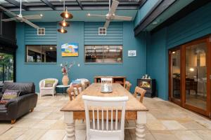 une salle à manger avec une table et des chaises en bois dans l'établissement Blue Haven Pet Friendly Retreat, à McCrae
