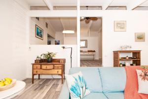 een woonkamer met een blauwe bank en een tafel bij Blue Haven Pet Friendly Retreat in McCrae
