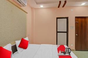 Giường trong phòng chung tại OYO Raj Hotel
