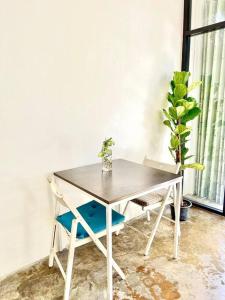 uma mesa de madeira com duas cadeiras e uma planta em Artwork house good cozy apartment em Bang O