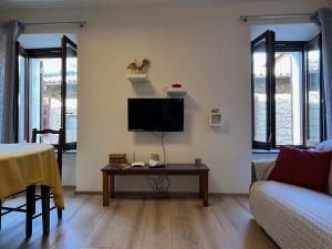 TV a/nebo společenská místnost v ubytování Home in Orvieto - Via dei Dolci
