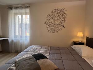 een slaapkamer met een bed met metalen kunst aan de muur bij Home in Orvieto - Via dei Dolci in Orvieto