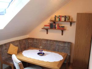 comedor con mesa y sofá en "Haus Burck" Modern retreat, en Wankendorf