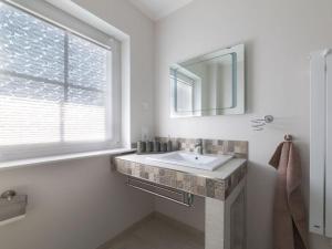 une salle de bain avec un lavabo et un miroir dans l'établissement Casa sul Lago Modern retreat, à Gallin 15 autres photos