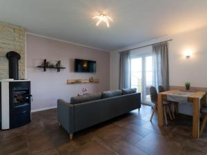 un salon avec un canapé et une table dans l'établissement Casa sul Lago Modern retreat, à Gallin