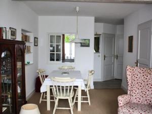 - une cuisine et une salle à manger avec une table et des chaises dans l'établissement View of the Schlei in the Landhaus Schlei, à Bohnert