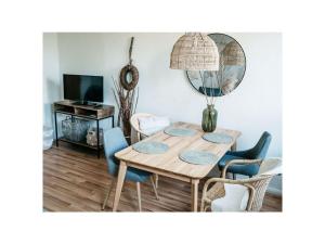 comedor con mesa y sillas en Anchorage Modern retreat en Flensburg