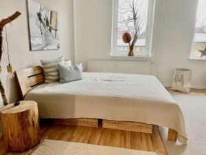 1 dormitorio con 1 cama grande y 2 ventanas en Anchorage Modern retreat en Flensburg