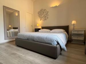 een slaapkamer met een bed en een grote spiegel bij Home in Orvieto - Via dei Dolci in Orvieto