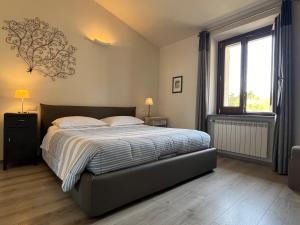 een slaapkamer met een groot bed en een raam bij Home in Orvieto - Via dei Dolci in Orvieto