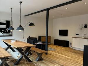 - un salon avec une table et une salle à manger dans l'établissement Simmerdeis on the Gracht - Loft1, à Friedrichstadt
