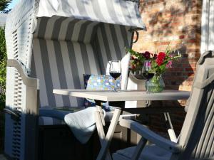 una mesa con dos copas de vino y flores en Favorite place Modern retreat, en Wrixum