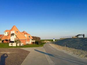 ヴァンガーオーゲにあるLagoon on the Wadden Sea on Wangeroogeの道路脇に腰掛けた家
