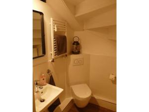 Un baño con un inodoro blanco y un lavabo. en Favorite place Modern retreat, en Wrixum 17 fotos más