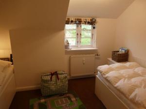 un dormitorio con una cama y una ventana en Favorite place Modern retreat, en Wrixum