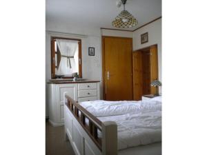 ein Schlafzimmer mit einem weißen Bett und einem Fenster in der Unterkunft North Sea dike Modern retreat in Sehestedt