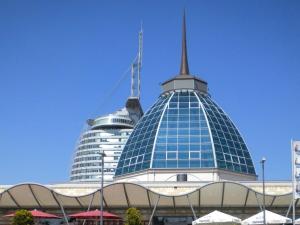 ein großes Gebäude mit einem Turm darüber in der Unterkunft North Sea dike Modern retreat in Sehestedt