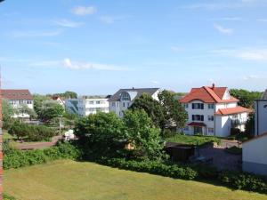 een uitzicht op een woonwijk met huizen bij near the beach Modern retreat in Wangerooge