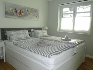 En eller flere senge i et værelse på Fördehus Modern retreat