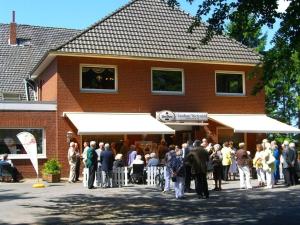Eine Menschenmenge, die vor einem Gebäude steht. in der Unterkunft Country house Wachendorf in Bruchhausen-Vilsen
