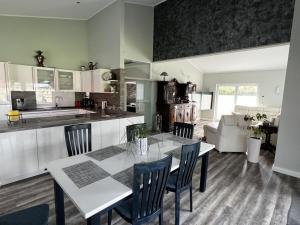 eine Küche und ein Wohnzimmer mit einem Tisch und Stühlen in der Unterkunft Farsighted modern retreat in Zetel