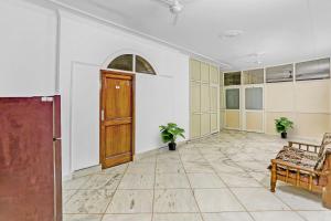 Habitación grande con puerta y suelo de baldosa. en OYO Townhouse 1071 Hotel Metro Inn Residency Near ISKCON Temple Noida, en Indirapuram