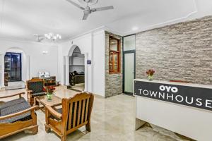 - Vistas a una habitación con mesa y sillas en OYO Townhouse 1071 Hotel Metro Inn Residency Near ISKCON Temple Noida, en Indirapuram