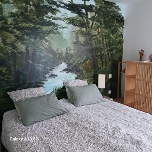 un dormitorio con una pintura de un río en Résidence l'estrade, en Dunkerque
